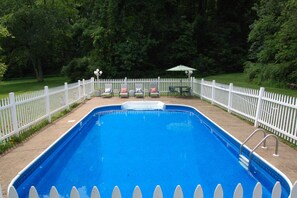 Piscine extérieure (ouverte en saison), chaises longues