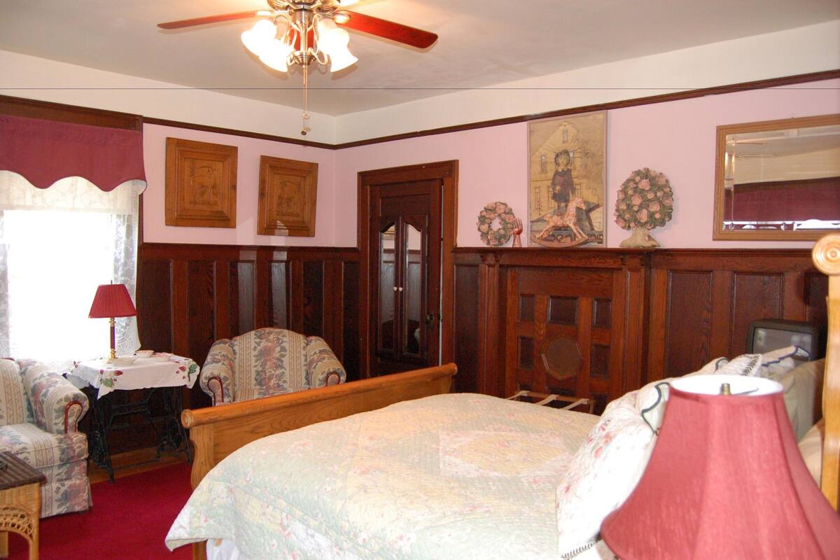 Chambre Tradition, 1 grand lit, salle de bains commune