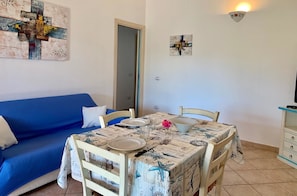 32-inch flat-screen TV with satellite channels, TV - Solaria Apartment I (Budoni)