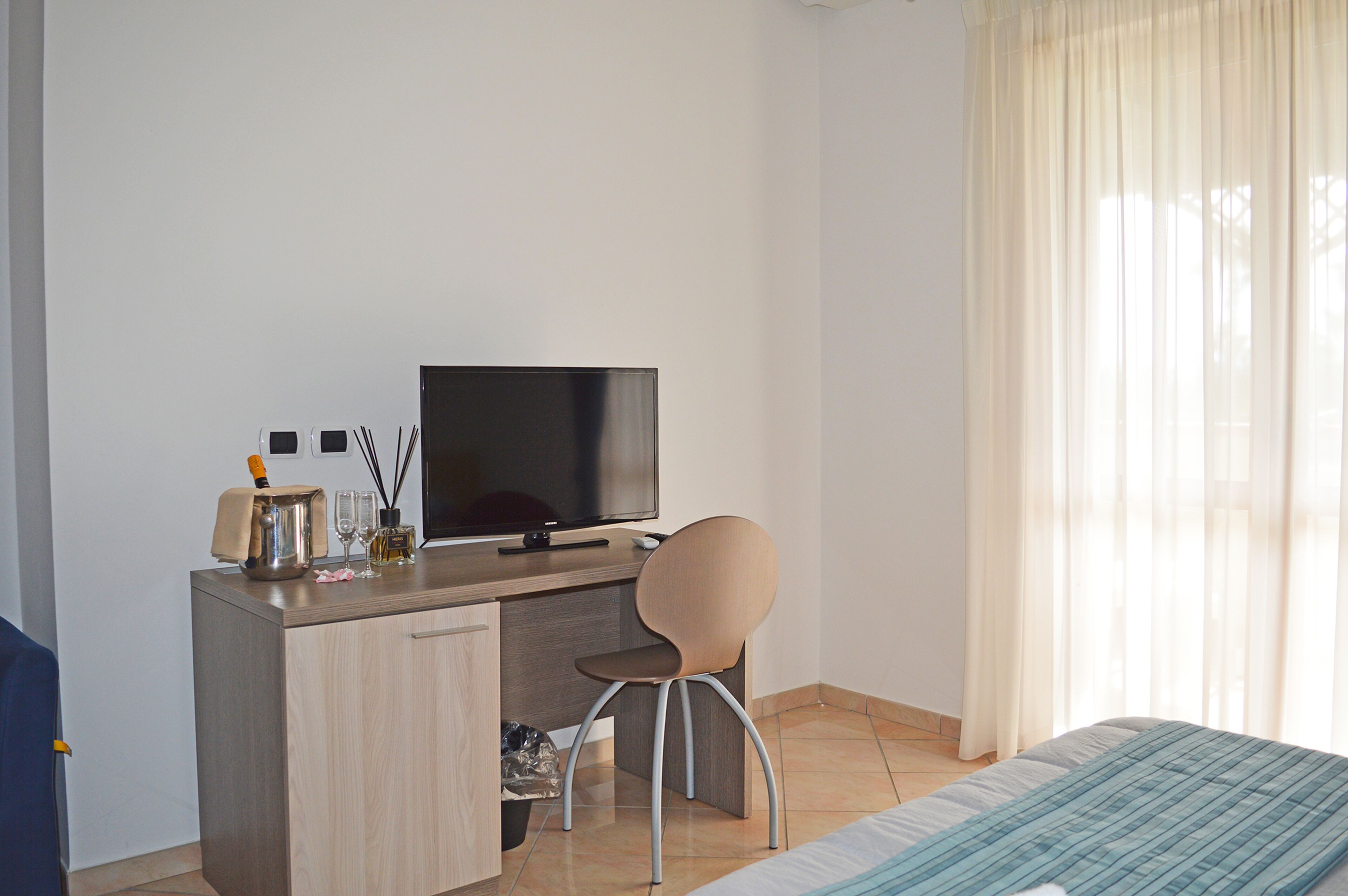 superior double room, balcony | television