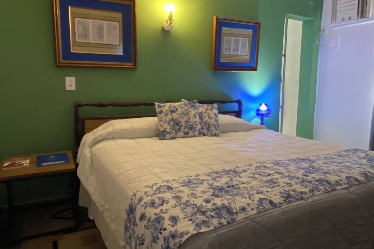 Minibar, escritorio, wifi gratis y ropa de cama 