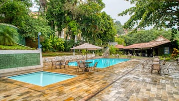 2 kolam renang terbuka