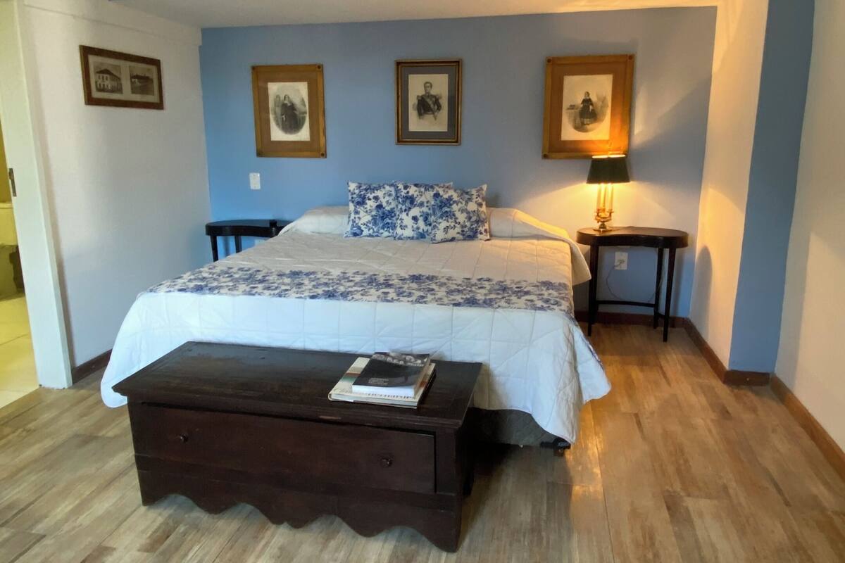 Minibar, escritorio, wifi gratis y ropa de cama 