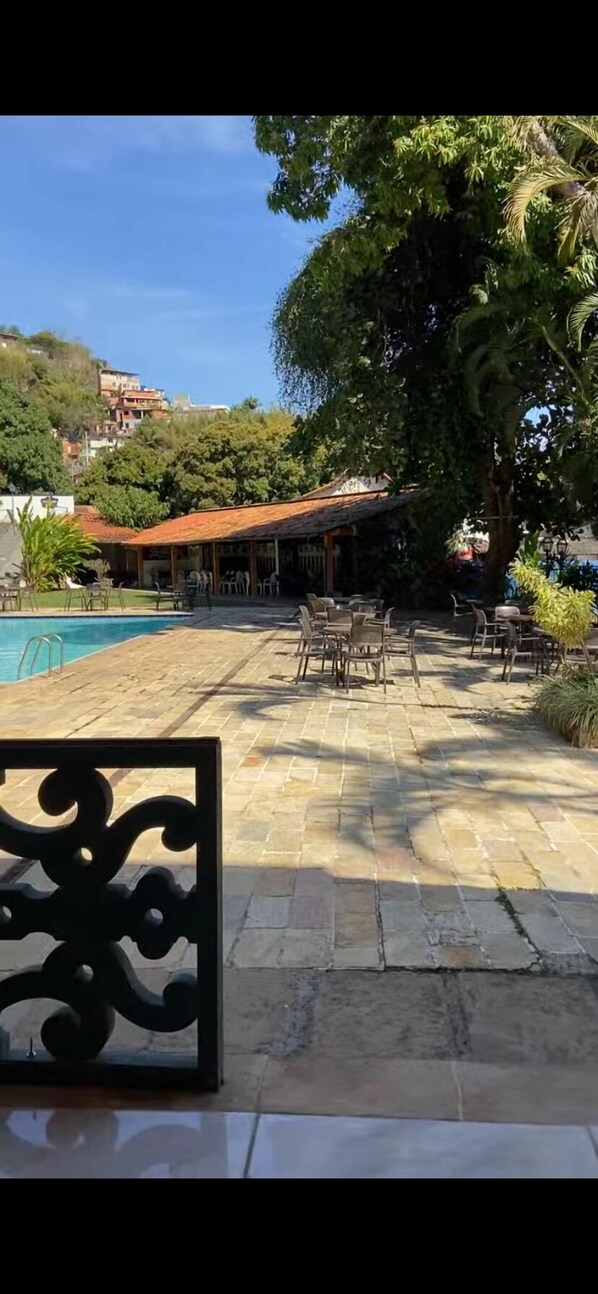 Piscina externa, guarda-sóis, espreguiçadeiras