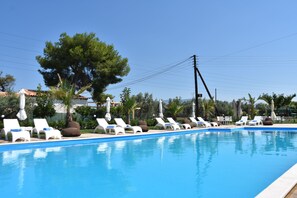 室外游泳池，10:30 至 20:00 开放，池畔遮阳伞，日光浴躺椅