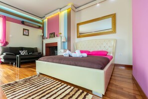 Apartment, Sea View (Triple Studio) | Minibar, individually decorated, individually furnished - La Terra Nostra (Corinth)