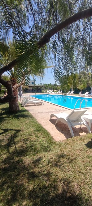 Piscina externa, funciona das 10h30 às 20h, guarda-sóis