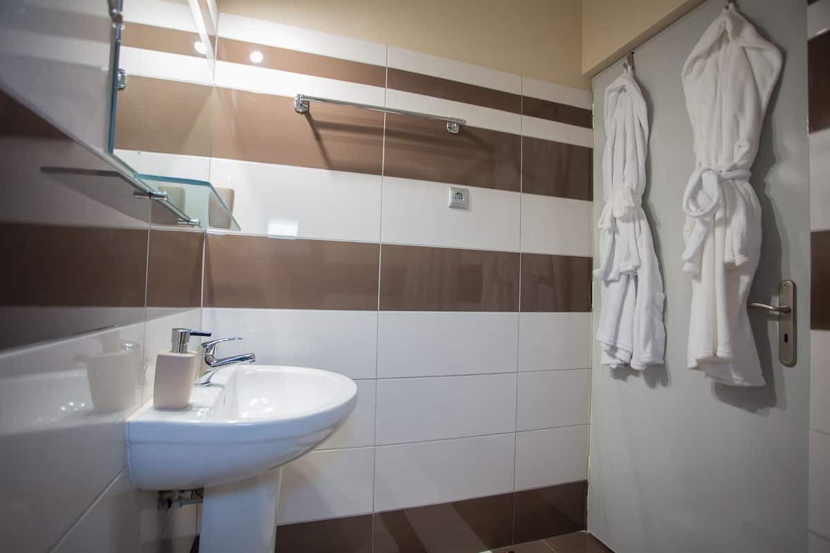 studio, garden view | bathroom | free toiletries, hair dryer, towels
