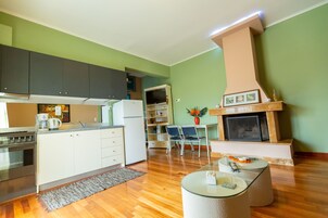 Apartamento, vistas a la montaña (Triple Studio) | Cocina privada | Frigorífico, cafetera o tetera y hervidor eléctrico