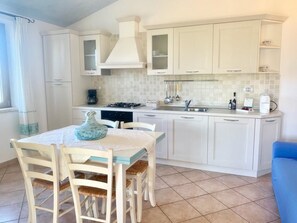 Appartamento, 2 camere da letto | Cucina privata | Frigorifero con congelatore, microonde (su richiesta), forno