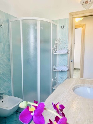 Apartamento, 2 quartos | Banheiro | Chuveiro, secador de cabelo, bidê, toalhas de banho