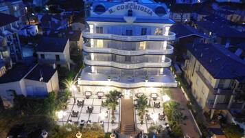 Fassade der Unterkunft – Abend/Nacht