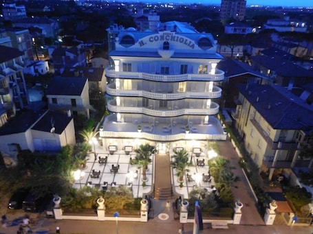 Facciata della struttura - sera/notte. Hotel Conchiglia