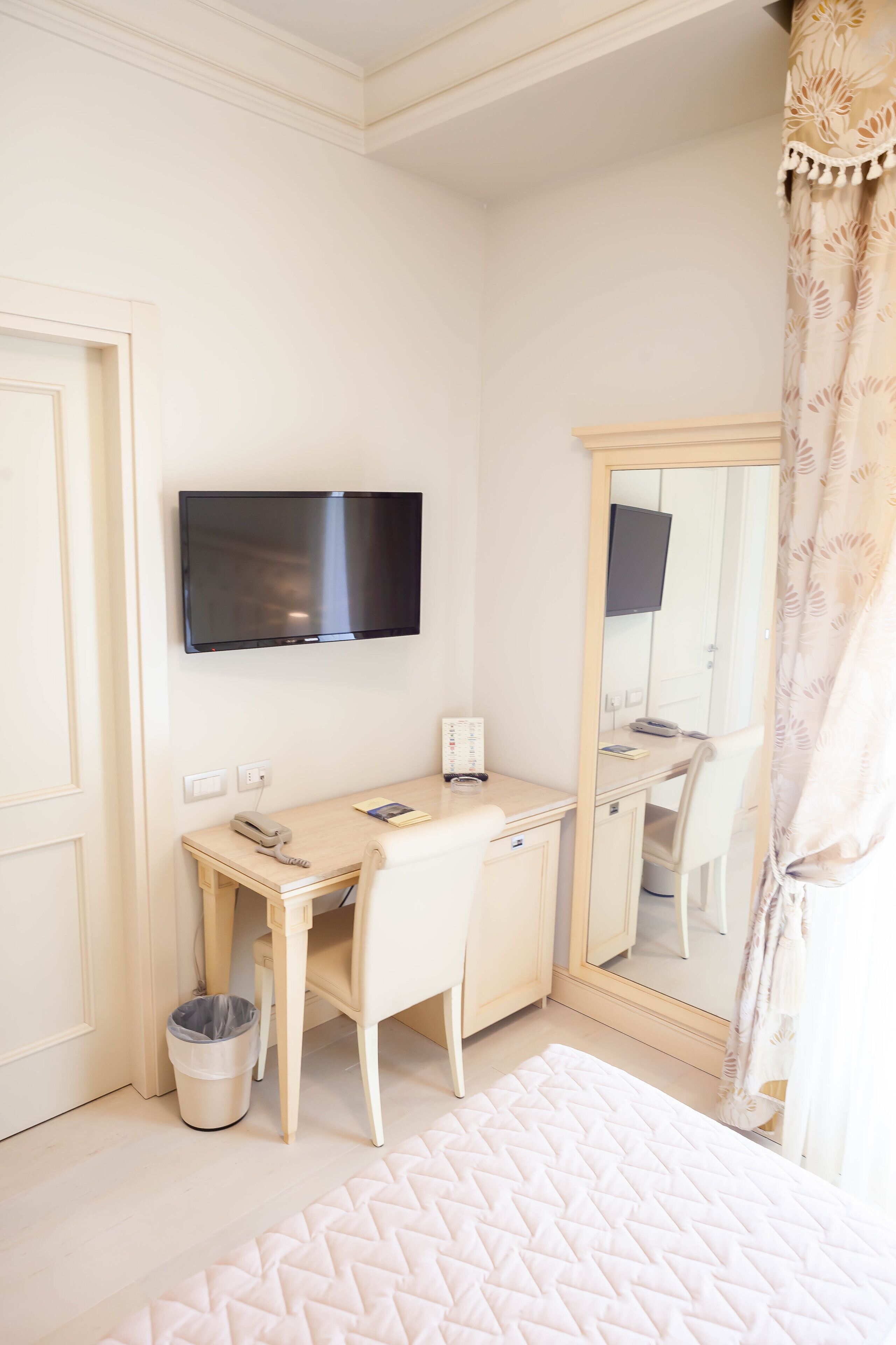 classic room, balcony | minibar, in-room safe, free wifi