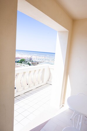 A balcony with a view of the sea and a cityscape. - Hotel Conchiglia (Cervia)