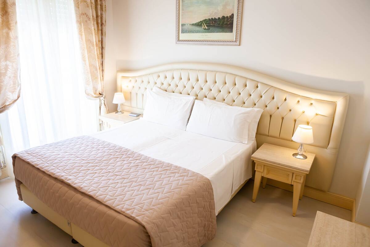 Classic Room, Balcony | Minibar, in-room safe, WiFi (free)