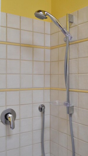 Ducha, artículos de tocador gratuitos, toallas