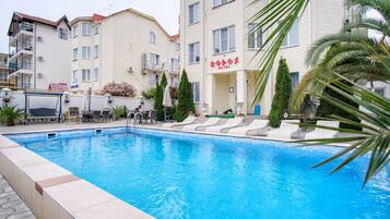 Außenpool, geöffnet von 08:00 Uhr bis 22:00 Uhr, Liegestühle