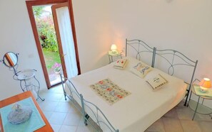 Apartment, 2 Bedrooms | 2 bedrooms, individually decorated, individually furnished, desk