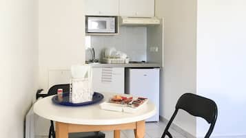 Standard Apartment, 1 Bedroom | Private kitchenette | Fridge, microwave, stovetop, coffee/tea maker
