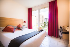 Standard Studio, 1 Double Bed, Balcony | Individually furnished, desk, blackout drapes, soundproofing - City Résidence Avignon (Avignon)