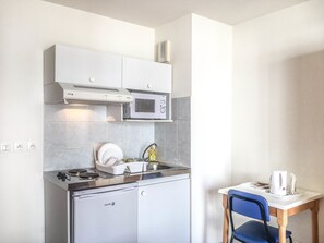 Standard Studio, 1 Double Bed, Balcony | Private kitchenette | Fridge, microwave, stovetop, coffee/tea maker - City Résidence Avignon (Avignon)