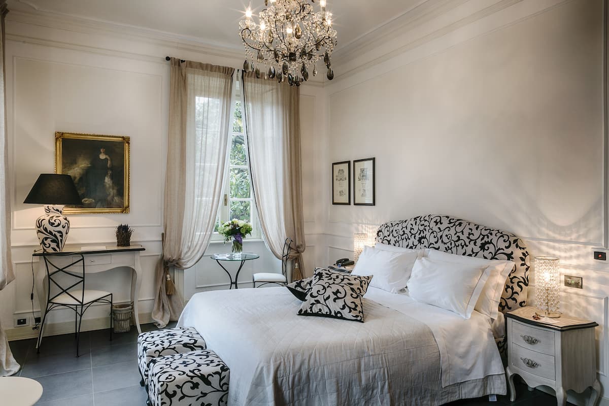 Premium suite, terras, uitzicht op meer | 1 slaapkamer, hypoallergeen beddengoed, een minibar