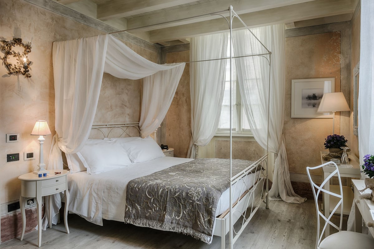 Comfort kamer, gedeeltelijk uitzicht op meer | 1 slaapkamer, hypoallergeen beddengoed, een minibar