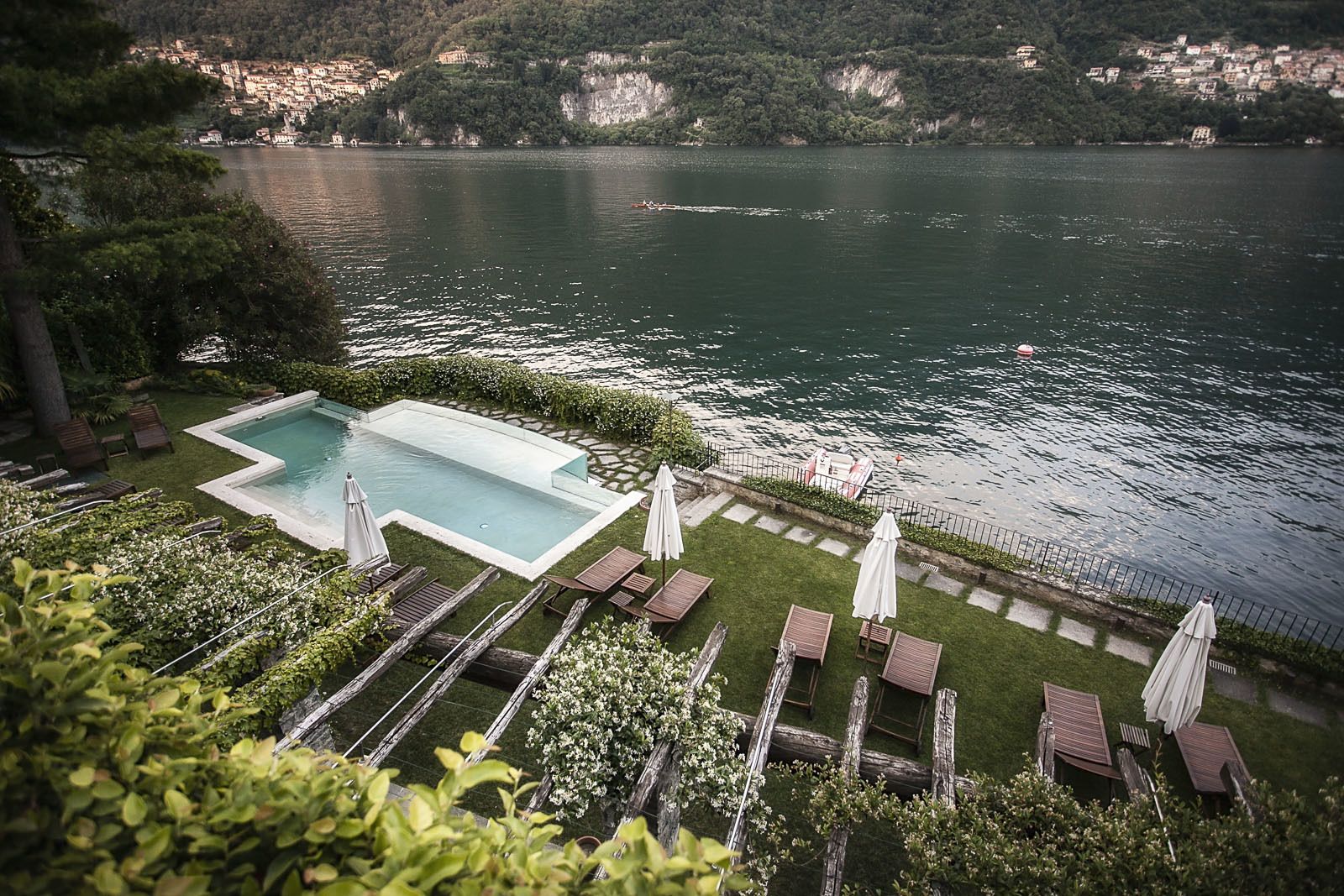 Alberca al aire libre y camastros 