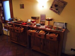 Esmorzar diari d'estil bufet (10 EUR per persona) 