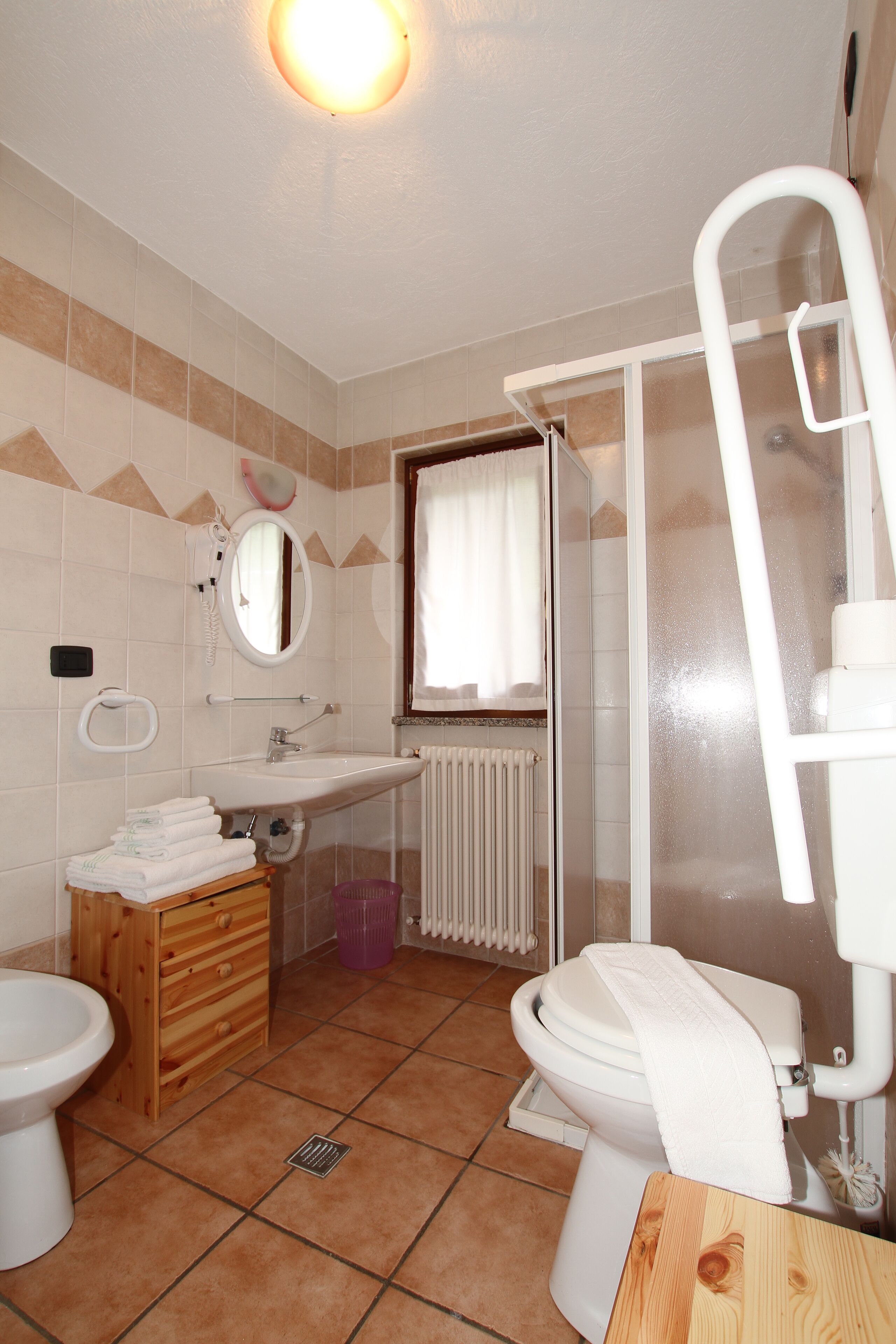 Un baño con inodoro, lavamanos y ducha.