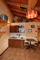Cafetera/tetera, refrigerador, microondas, placa de cocina