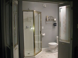 Zimmer, eigenes Bad (Madam Lou Bunch Room) | Badezimmer | Haartrockner, Handtücher