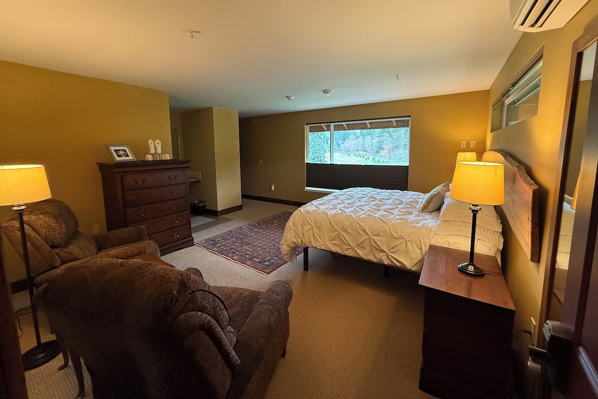 Premium Single Room, 1 King Bed, Ensuite, Vineyard View (Pastoral View)