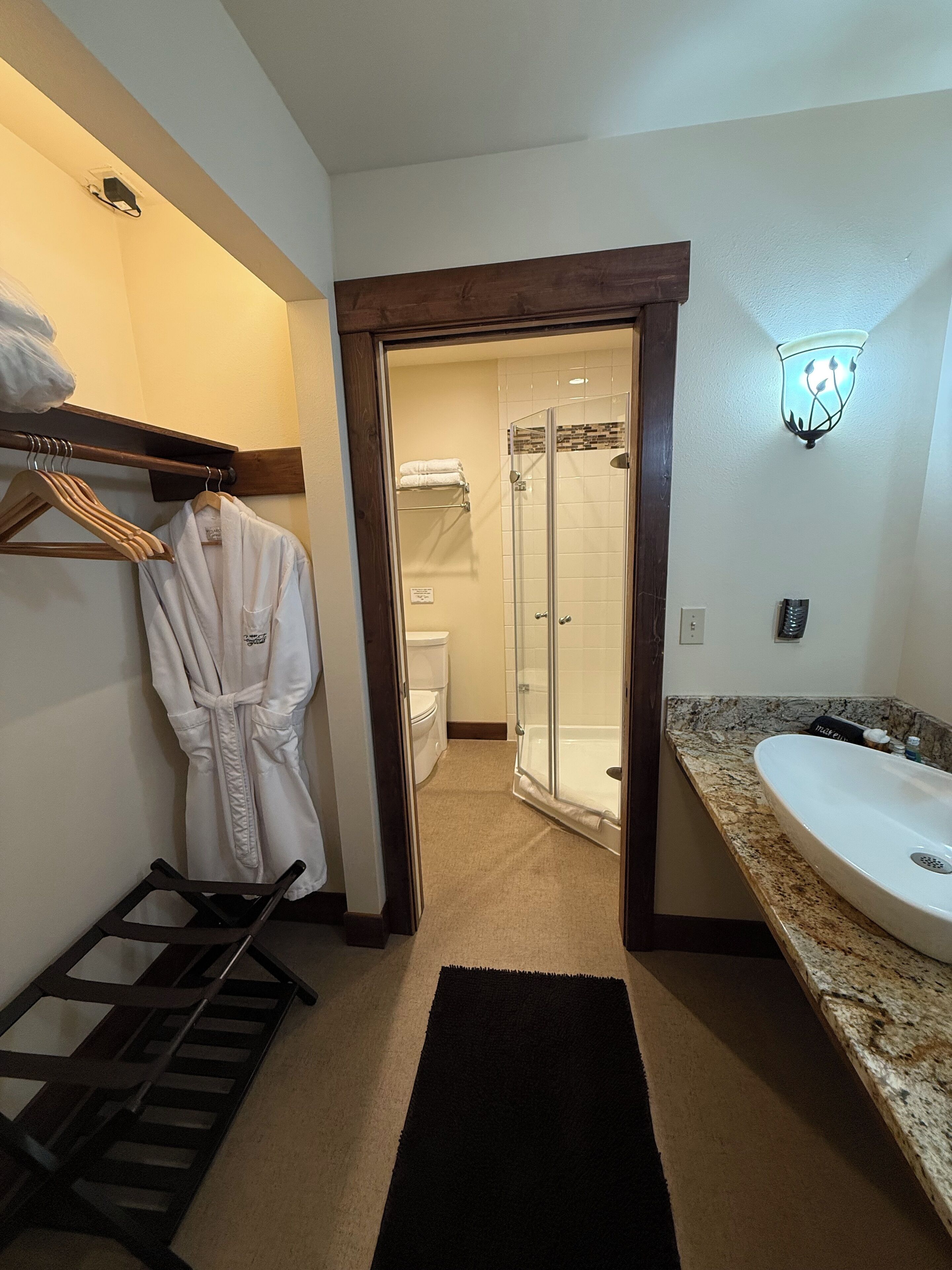 Deluxe Double Room, Ensuite, Partial Sea View (Water View) | Bathroom | Combined shower/tub, free toiletries, bathrobes, towels