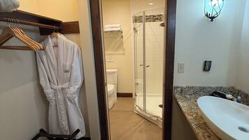 Deluxe Double Room, Ensuite, Partial Sea View (Water View) | Bathroom | Combined shower/tub, free toiletries, bathrobes, towels