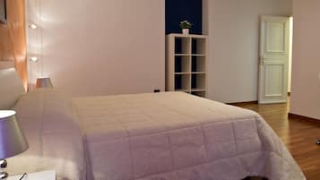 Frigobar, cofres nos quartos, escrivaninha, quartos à prova de som