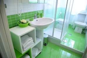 Ducha, artículos de higiene personal gratuitos, secador de pelo y bidé