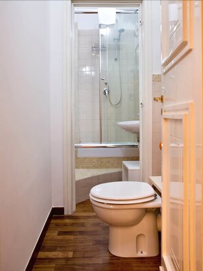 Een douche, gratis toiletartikelen, een haardroger, een bidet