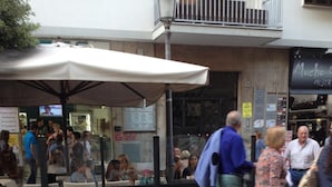 A cobblestone street with a cafe and a store with a sign reading "Mucho Mujer". - B&B Sul Corso (Salerno)