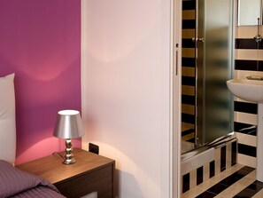 Tweepersoonskamer | Een minibar, een kluis op de kamer, een bureau, geluiddichte muren