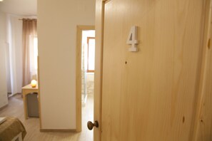 Colchones con efecto memoria y caja de seguridad en la habitación 