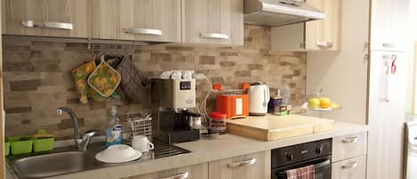 Tủ lạnh, bếp nấu, dụng cụ nấu nướng/bát dĩa/dao nĩa, dụng cụ vệ sinh