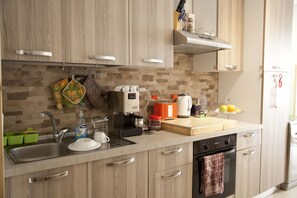 Frigorífic, placa de cuina i utensilis de cuina, vaixella i coberteria 