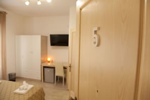 Colchones con efecto memoria y caja de seguridad en la habitación 