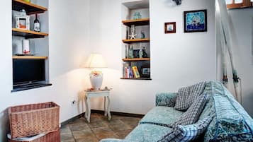 Apartamento, 1 quarto | Sala de estar | TV