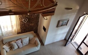 Villa, 3 Yatak Odası | Oturma alanı | Uydu yayını kanalları bulunan 32 inç düz ekran televizyon, televizyon 