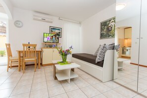 Studio, Balcony | Living area | Flat-screen TV - Apartmani Villa Sol (Ston)