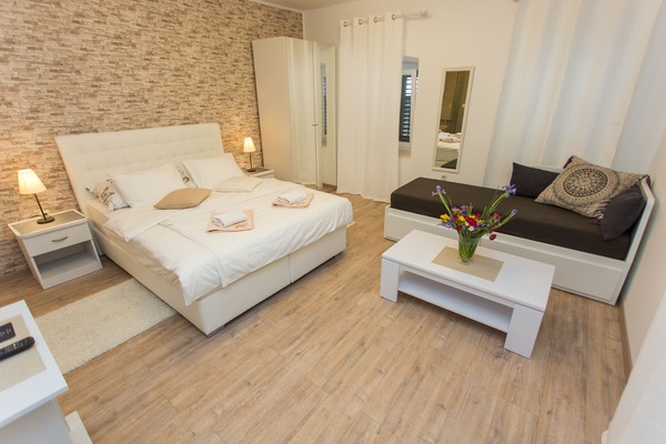 Deluxe Kind Studio | Soundproofing, free WiFi, bed sheets