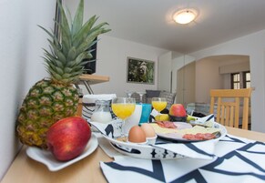 Estudio, balcón | Servicio de habitaciones - Comidas